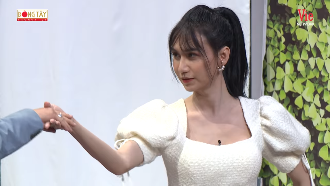 Lynk Lee faced team leader Trường Giang nervously when challenged to finish a celebratory drink for a 10-year wedding anniversary.