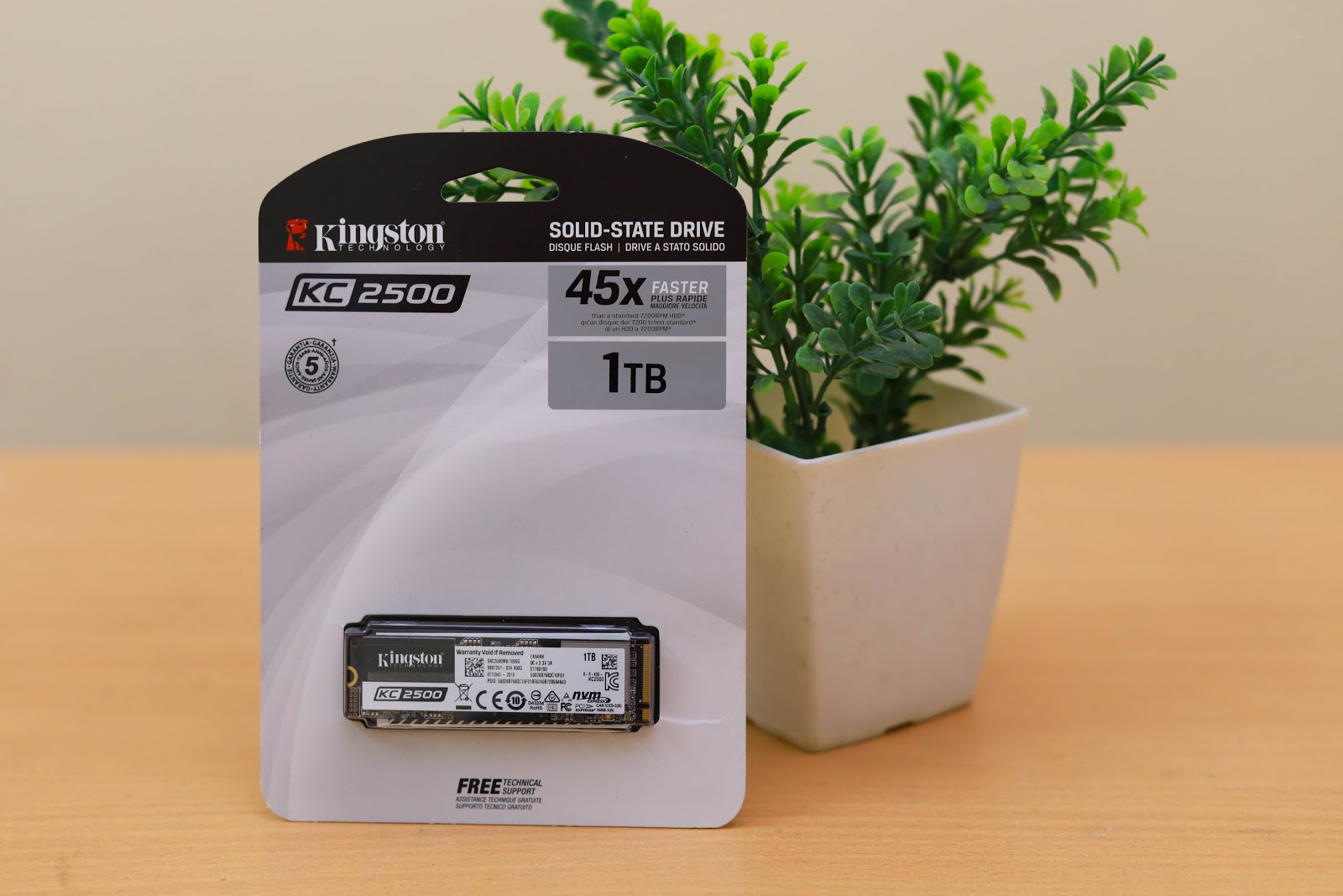 Kingston KC2500 SSD Delivers Insane Speed for Gamers and Creators 1 Kingston KC2500 SSD packaging