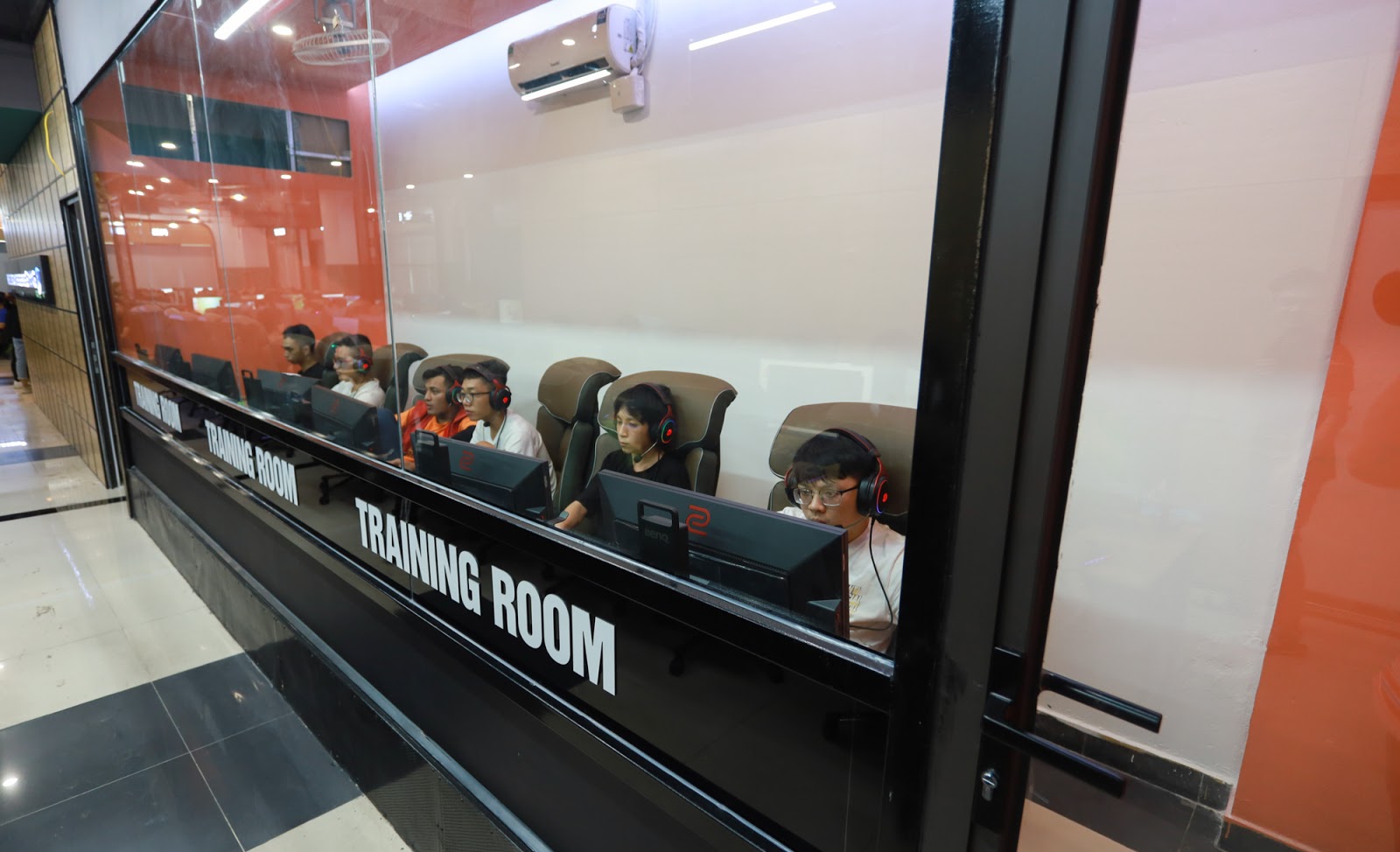 Inside Gaming X Co Nhue: Hanoi’s Top 5-Star Cyber Game Spot 12 Beverages at Gaming X Co Nhue