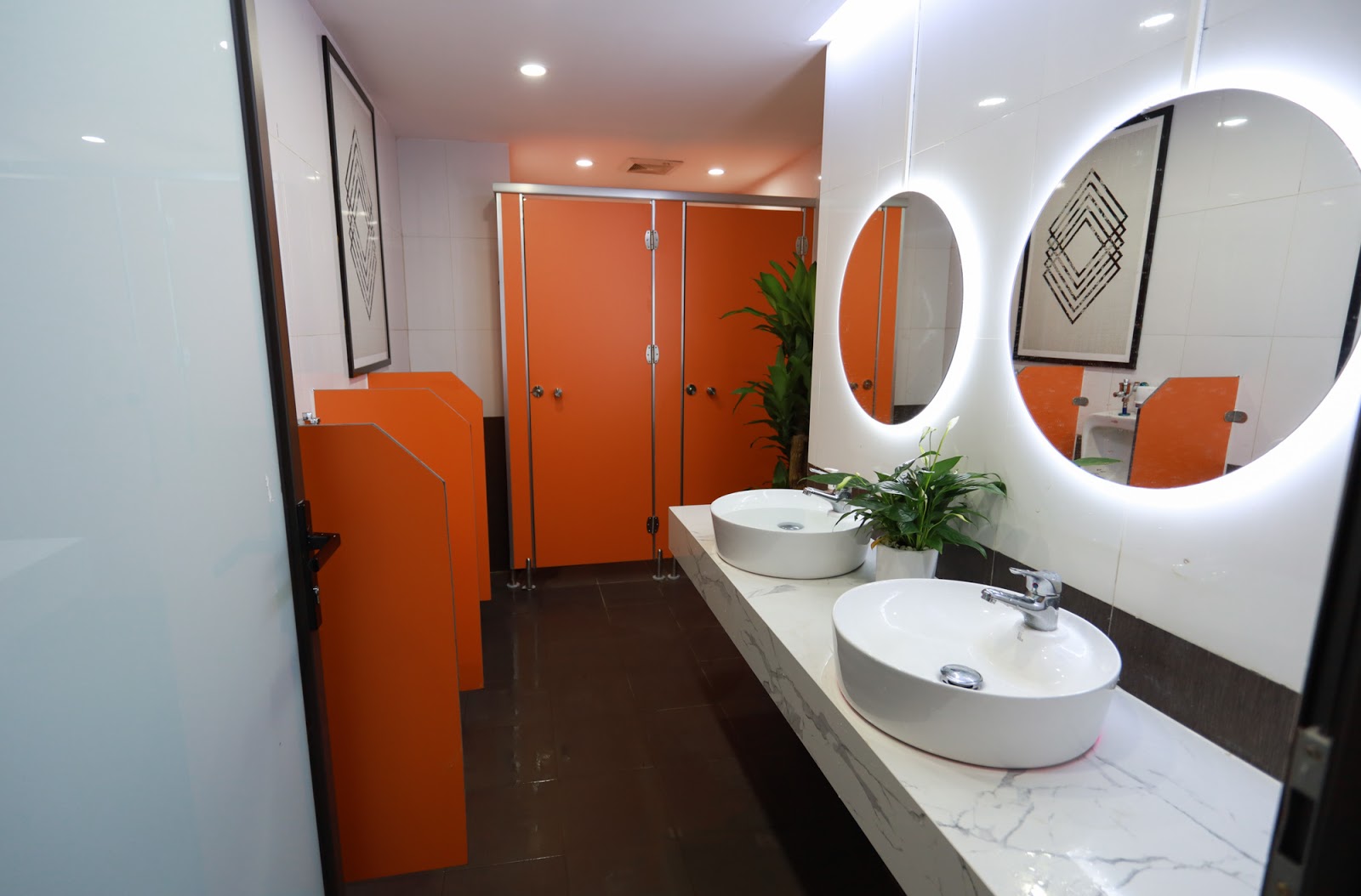 Inside Gaming X Co Nhue: Hanoi’s Top 5-Star Cyber Game Spot 4 Luxurious restroom at Gaming X Co Nhue