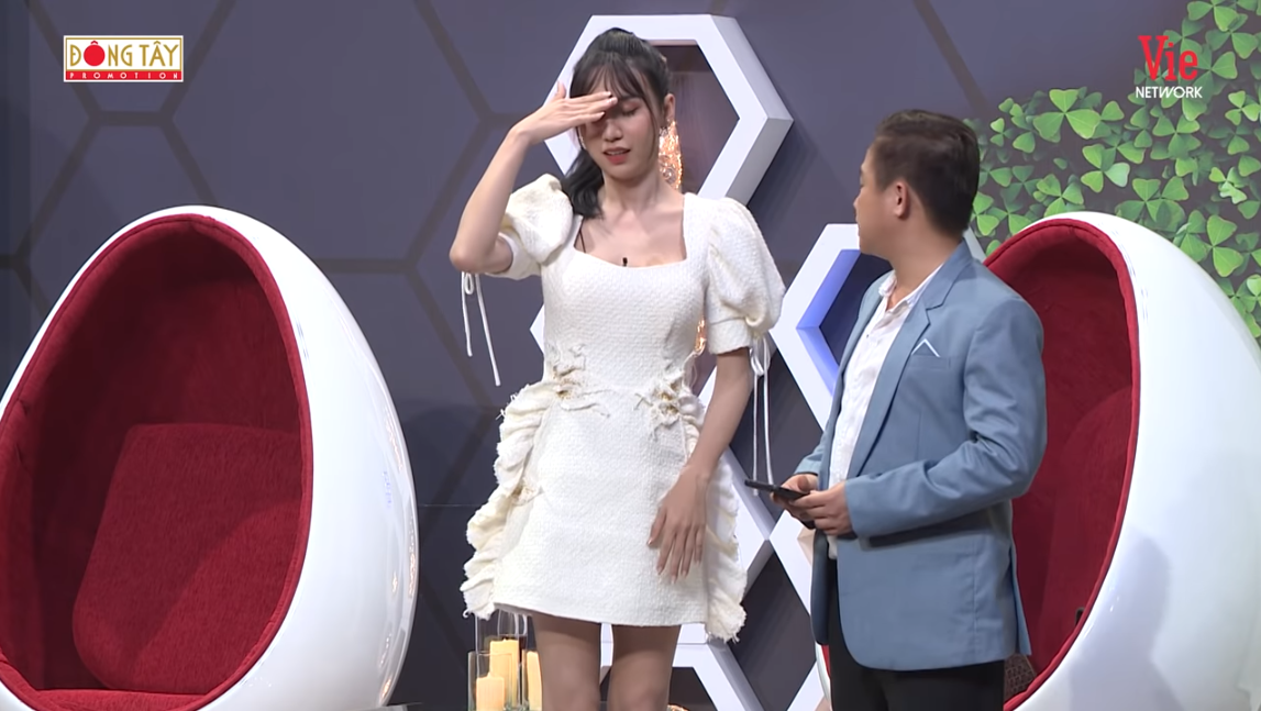 Trường Giang kept complimenting Lynk Lee and tried to kiss her, but she dodged, saying: 'Hey, I think our kid is crying.'