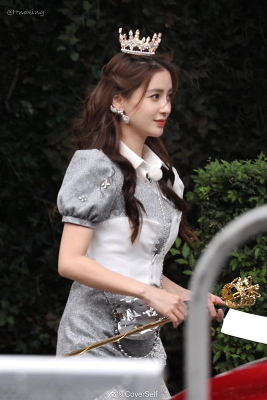 Chinese netizens praise Angelababy for her flawless and stunning look behind the scenes of 