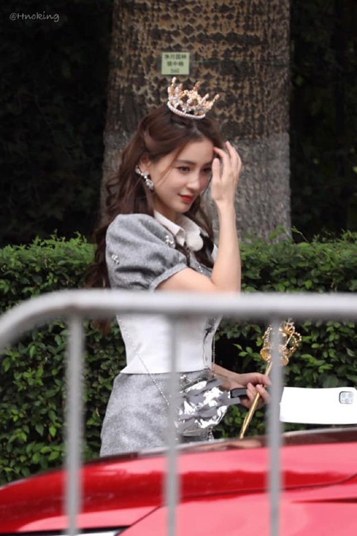 She impresses with radiant, flawless beauty, effortlessly switching from sexy and bold to delicate and gentle looks.