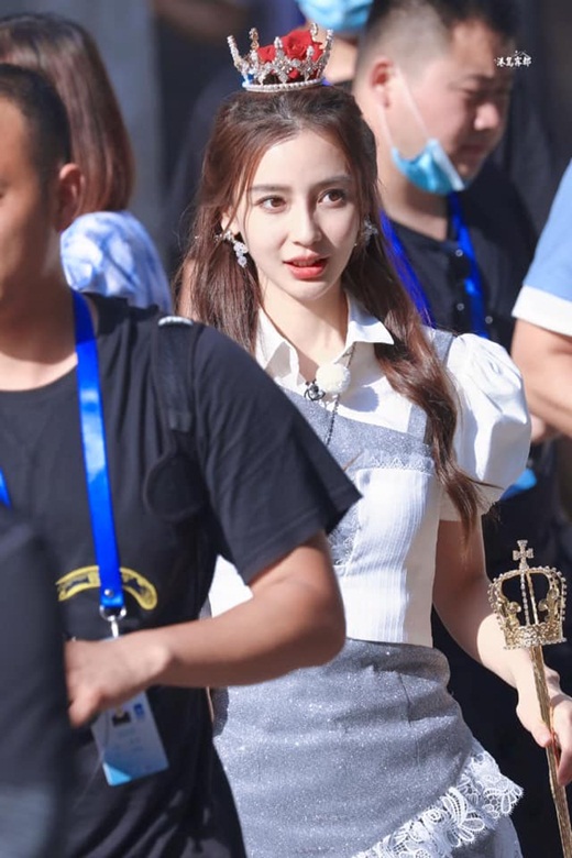 At 31, Angelababy remains youthful, stunning, and has a captivating figure.