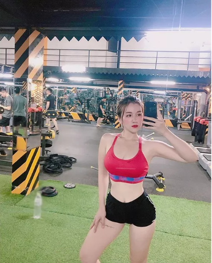 Sakura Nguyễn proves the saying 'student face, adult curves' thanks to her hard training.