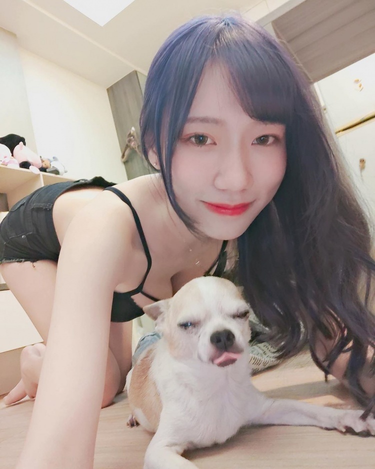 Hot girl’s epic pet show-off