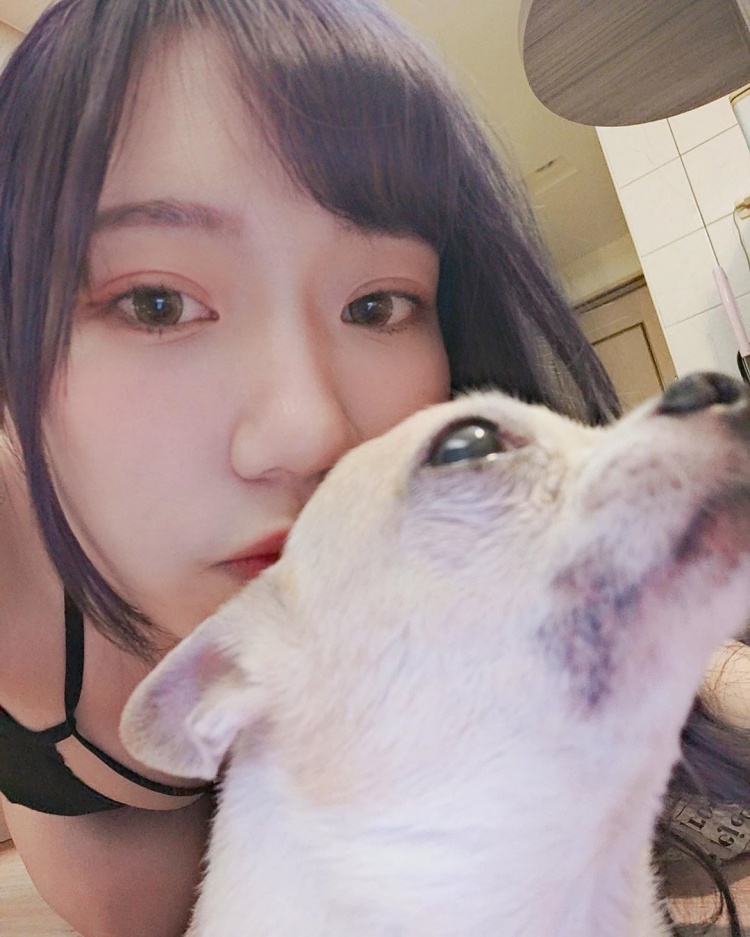 Her unique selfie style