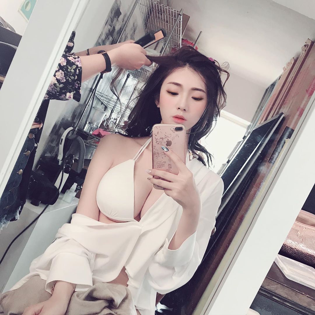 Still looks sexy even in casual hair salon moments