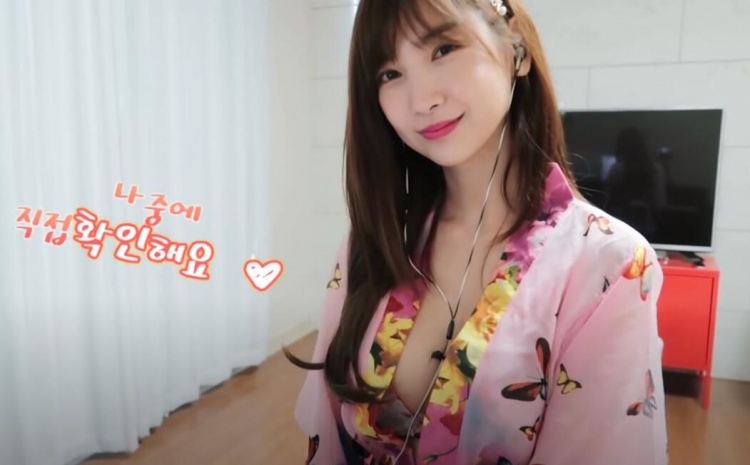 Youtuber Leezy Draws 100K Viewers Playing Piano in Revealing Kimono 2 Cute face and a kimono barely covering her chest grabbed fans' attention