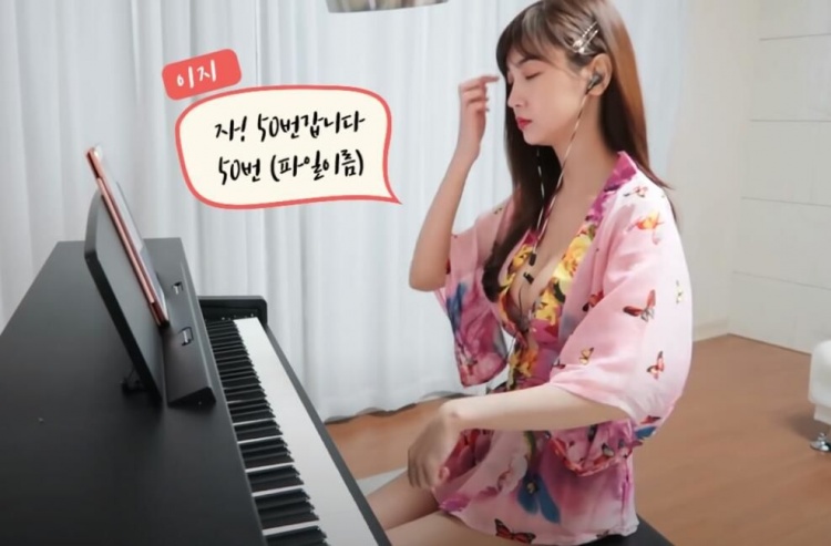 Youtuber Leezy Draws 100K Viewers Playing Piano in Revealing Kimono 3 She was fully focused on the music