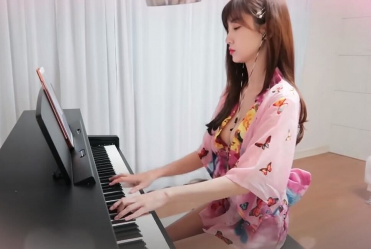 Youtuber Leezy Draws 100K Viewers Playing Piano in Revealing Kimono 4 While fans couldn’t stop staring at her daring outfit