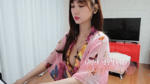 Youtuber Leezy Draws 100K Viewers Playing Piano in Revealing Kimono 5 She showed off impressive piano skills