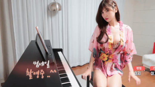 Youtuber Leezy Draws 100K Viewers Playing Piano in Revealing Kimono 7 She even taught fans how to play