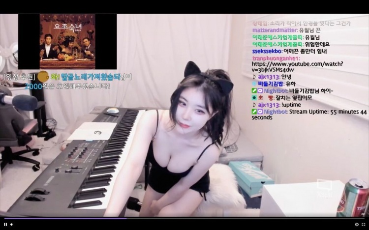 Youtuber Leezy Draws 100K Viewers Playing Piano in Revealing Kimono 8 Many others have done this before