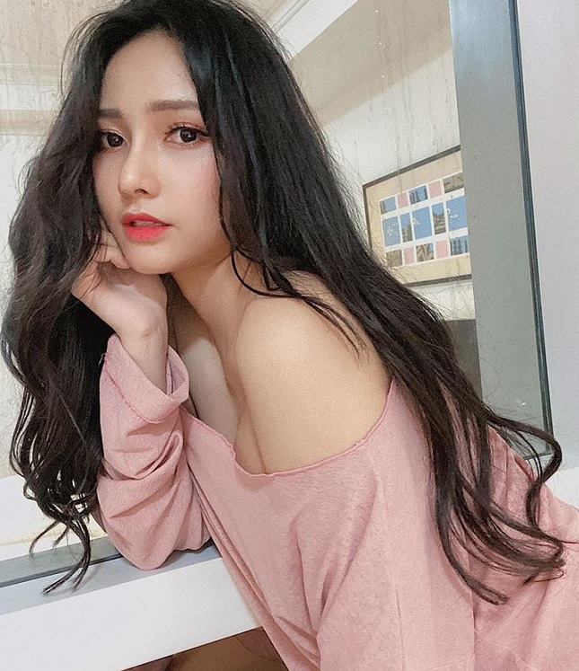 Vietnamese DJ Jenny Yến Gains International Praise for Stunning Looks 8 Her face is often described as doll-like beautiful