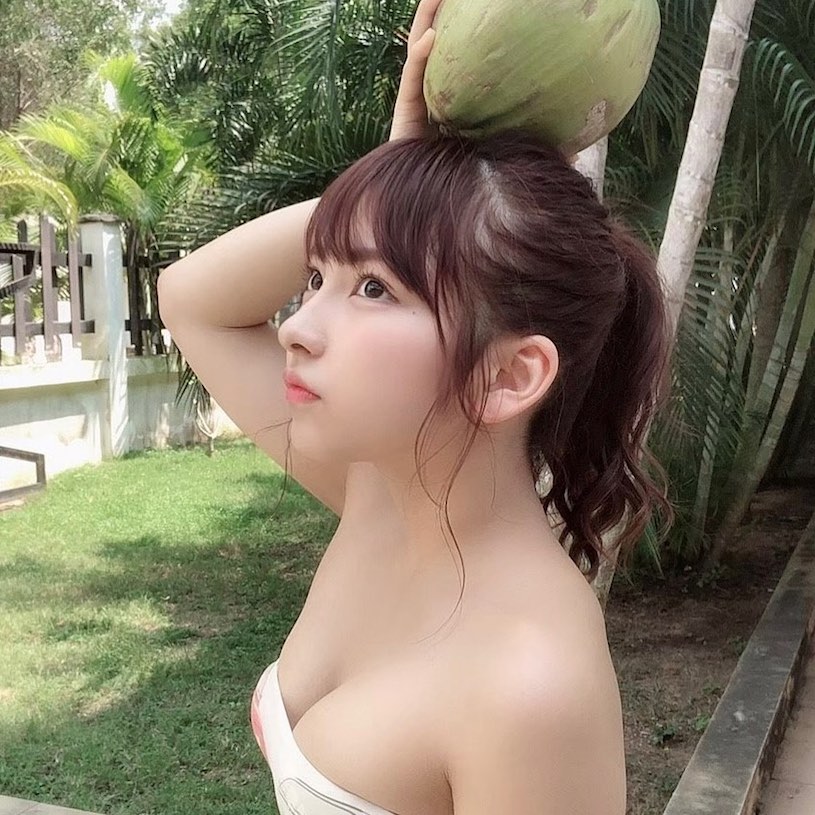 Shiwei: The Petite Hot Girl Called Japan’s ‘Mini Yua Mikami’ 5 Shiwei is currently a university student