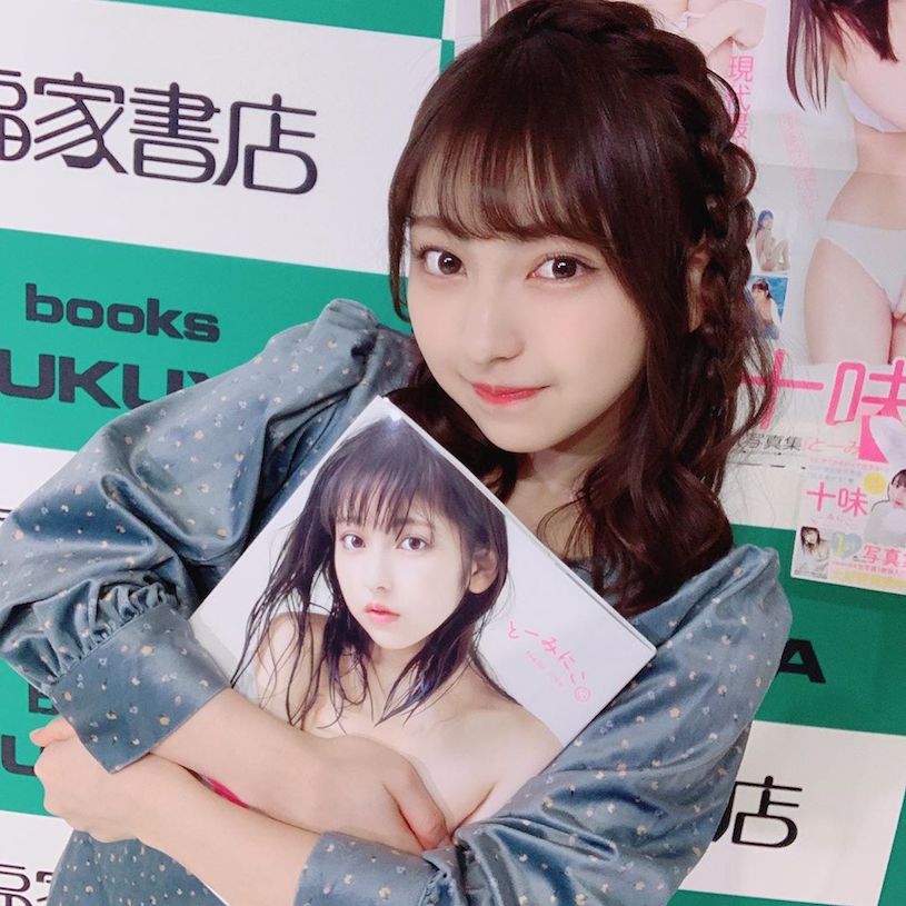 Shiwei: The Petite Hot Girl Called Japan’s ‘Mini Yua Mikami’ 6 In her free time, she works as a photo model