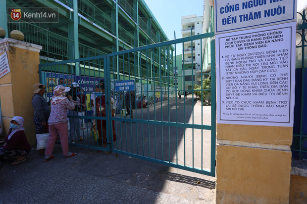 Family members delivering food to patients inside Da Nang Hospital during lockdown.