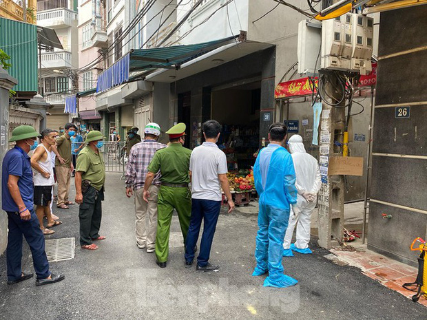 In a July 29 morning interview, Mr. Hua Duc Minh, Chairman of Me Tri Ward People's Committee, confirmed a suspected COVID-19 case living in alley 230/26 Me Tri Thuong.