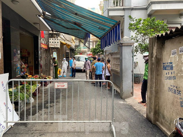 Mr. Minh said the ward's People's Committee is conducting an epidemiological investigation with preliminary results available. Authorities have locked down alley 230/26 Me Tri Thuong where the suspected case resides.