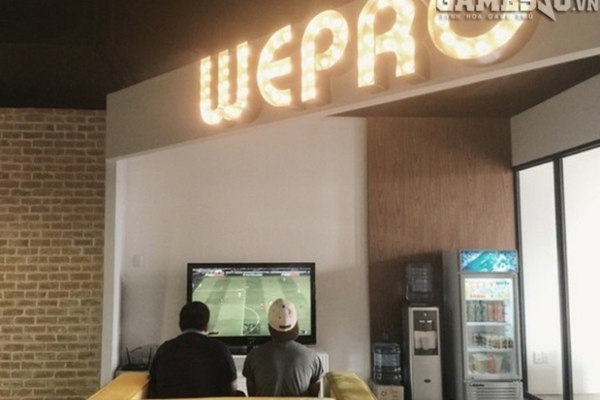 Son Tung M-TP playing PES (Photo: gamesao)