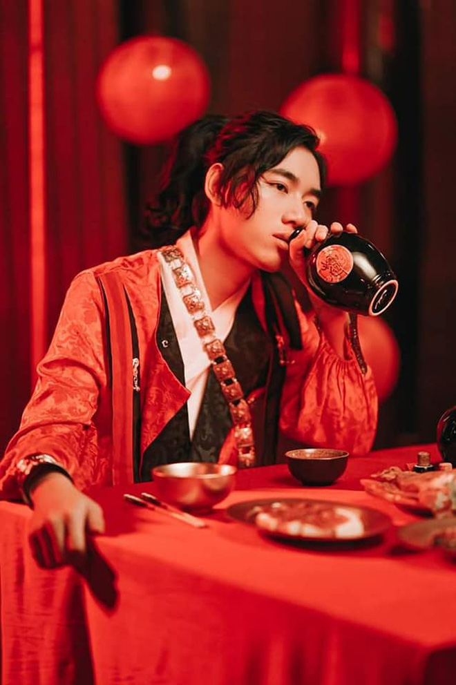 Cosplay costume of Hua Cheng compared to K-ICM's look in 'Tuý Hoạ'.