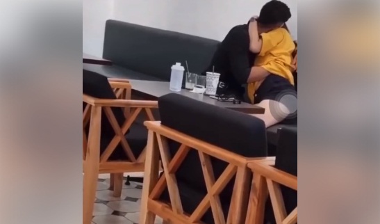 Couple Caught Getting Intimate in Cafe Sparks Outrage 3 Both the guy and girl faced harsh comments from netizens.
