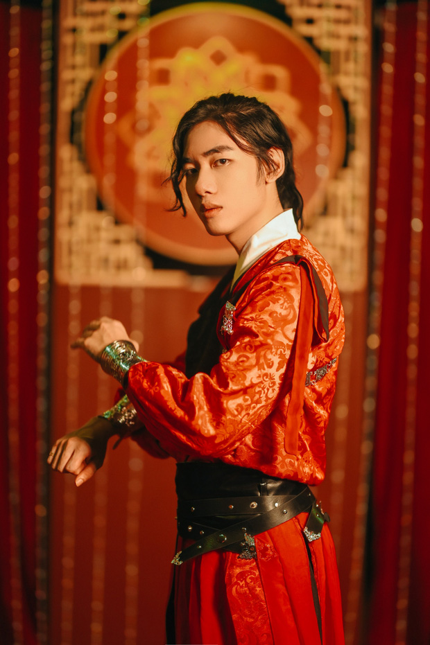 K-ICM's costume in 'Tuý Hoạ' used in tavern scenes.