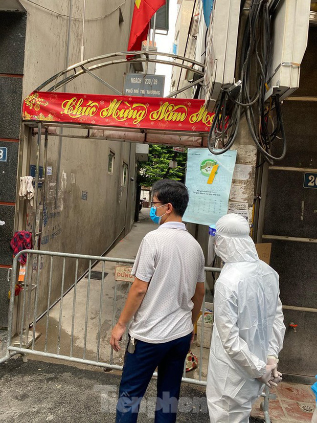 Deputy Director of Hanoi CDC, Khong Minh Tuan, told Tien Phong they are awaiting test results for a patient with cough and fever who recently traveled from Da Nang. The patient went directly to the National Hospital for Tropical Diseases for examination.