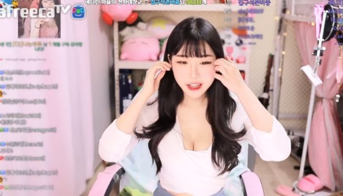 Lazy Streamer Edyrin Sleeps Live, Draws Thousands but Risks Channel Ban 1 Edyrin during her latest stream