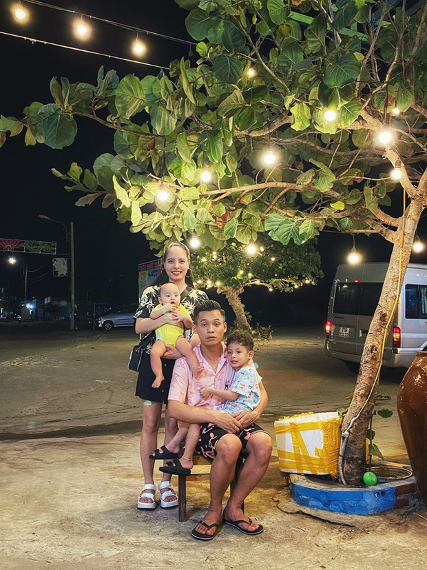 Độ Mixi and Crew’s Funny Travel Check-Ins in Quy Nhơn 3 Here’s a quirky 19XX-style family check-in. Married life definitely changes the photo vibe!