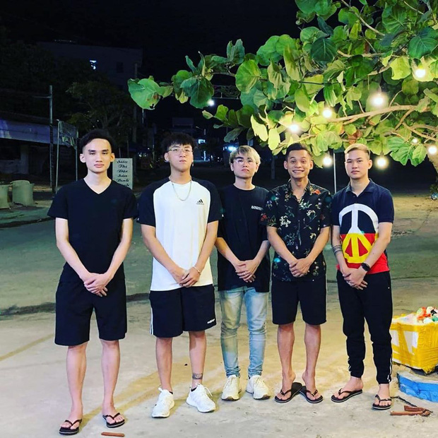 Độ Mixi and Crew’s Funny Travel Check-Ins in Quy Nhơn 4 A seemingly serious group photo, but look closely at Độ Mixi and fans can’t help but laugh!