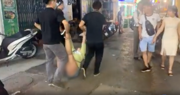 Woman carried out by bar staff. Screenshot from video
