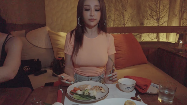 Huyền Baby sticking to chicken breast and greens to keep her figure even while traveling