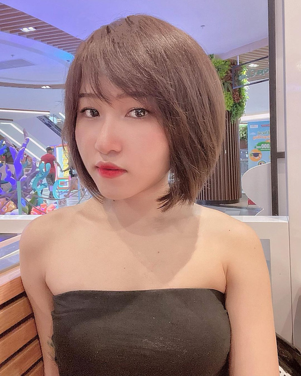 Streamer Uyên Pu Looks Stunning While Heading to Delivery 1 Streamer Uyên Pu