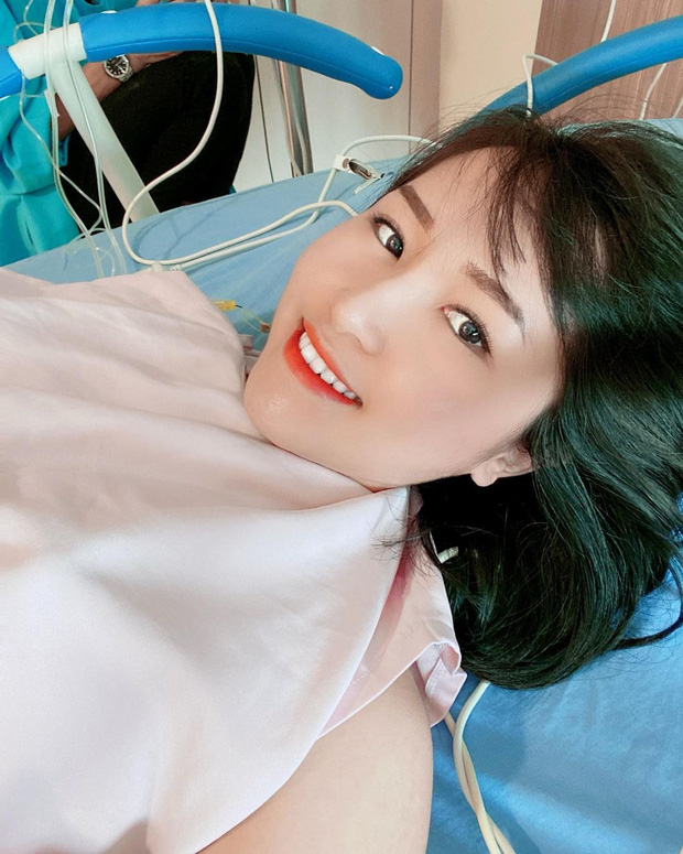 Streamer Uyên Pu Looks Stunning While Heading to Delivery 2 Uyên Pu glowing in the delivery waiting room