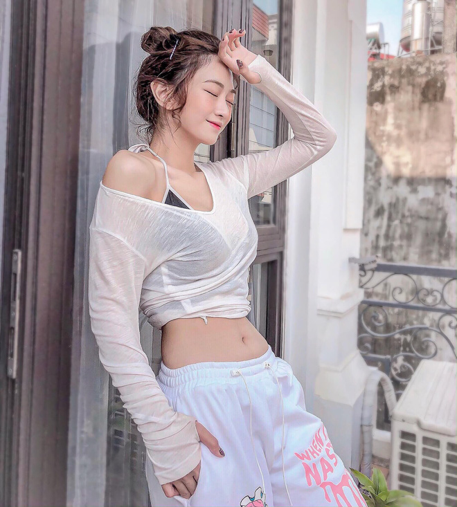 TikTok Star Lê Bống’s Stunning Transformation and Fitness Secrets 3 Lê Bống is famous not only for her professional videos but also her sexy looks.