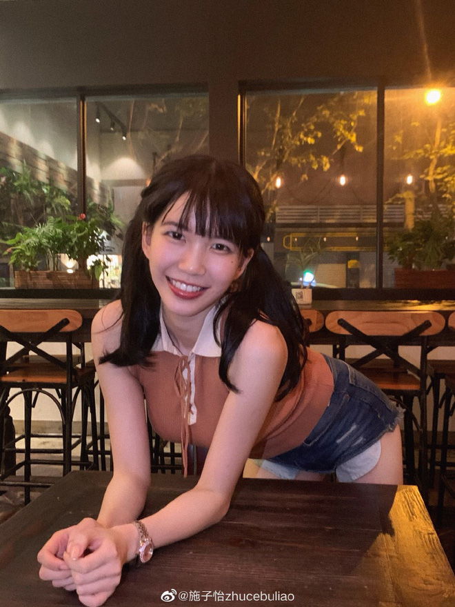 She looks pretty with a simple style