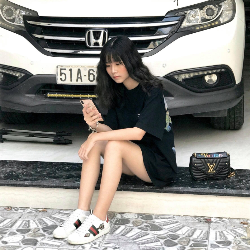 High Schooler Uses Stack of ATM Cards as Ruler, Wows Fans 7 She impresses netizens with her collection of luxury items.