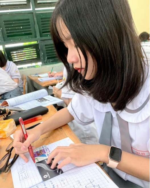 High Schooler Uses Stack of ATM Cards as Ruler, Wows Fans 1 Trà My using a stack of ATM cards as a ruler.