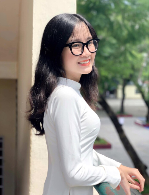 High Schooler Uses Stack of ATM Cards as Ruler, Wows Fans 4 She’s gaining attention and fame for her rare beauty and talent among peers.