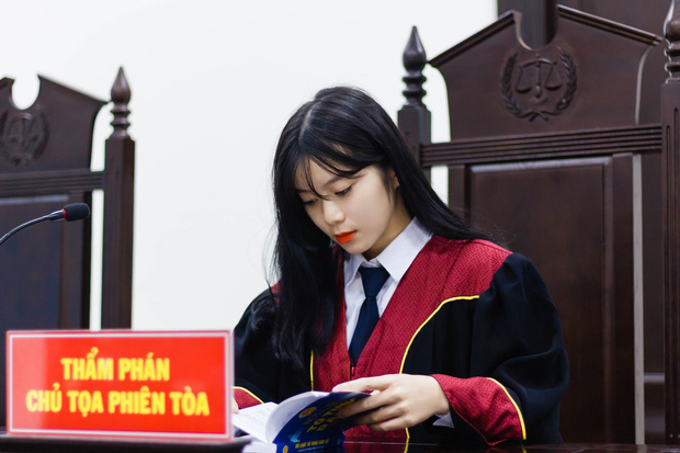 Law student goes viral in judge's robe