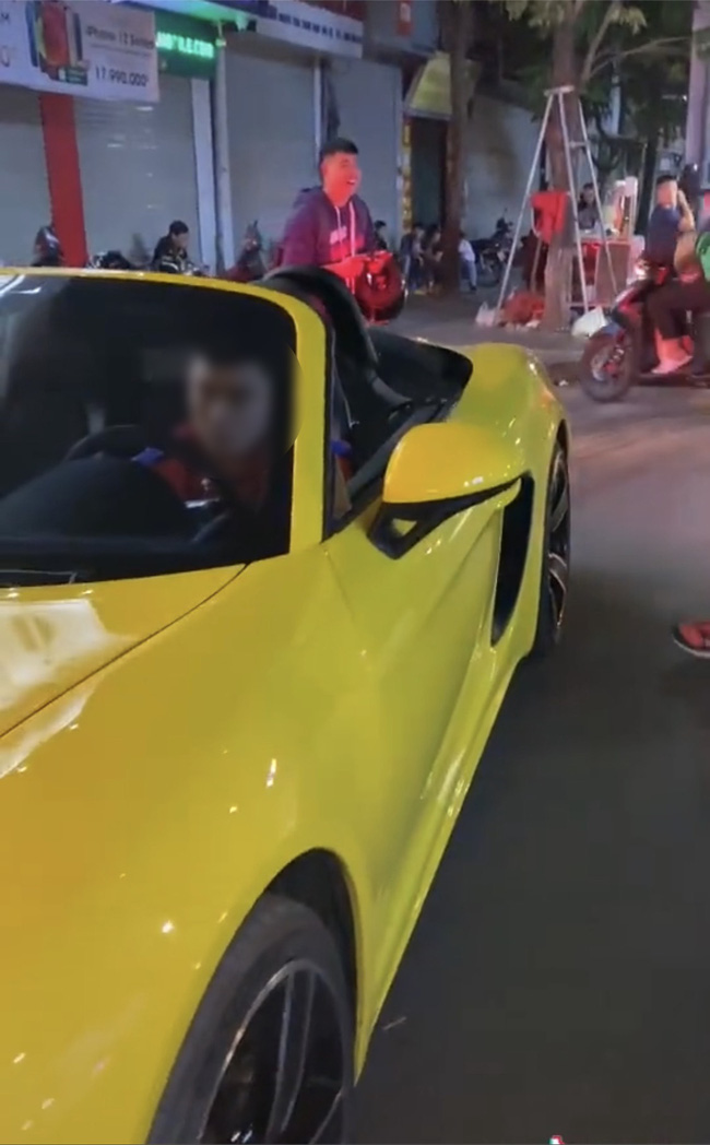 Shipper Turns Heads Driving a 4 Billion Dong Porsche Convertible 1 Handsome delivery guy in Porsche convertible