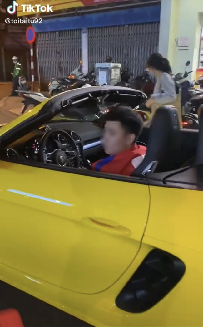 Shipper Turns Heads Driving a 4 Billion Dong Porsche Convertible 2 Porsche convertible used by delivery guy