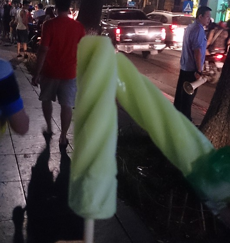 Ice cream price increased by 6,000 VND, stingy boyfriend refuses to buy for his girlfriend
