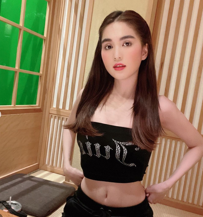 Ngọc Trinh Stuns Fans in Casual iPhone 12 Test Photos 4 photo 3 16065429888581923808268