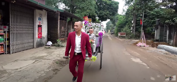 Tam Mao Bros Tease Wedding with Supercar, But It’s a Prank 5 Mao Ca pulls Mao De on a homemade wedding car