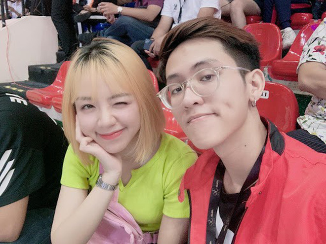 Hà Tiều Phu and Hoàng Thu Hường smiling