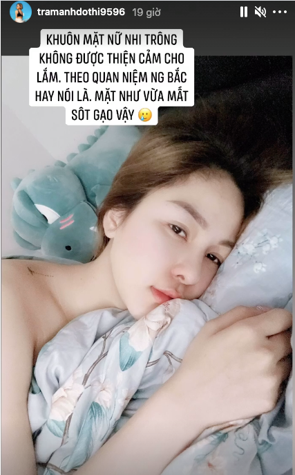 Trâm Anh Shares Bare-Faced Photo Showing Off Her Shoulders 2 Trâm Anh goes bare-faced, showing off her bare shoulders.