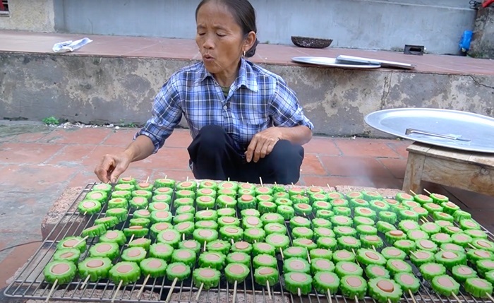 Grilled sausage stuffed bitter gourd stirs buzz for its unique style